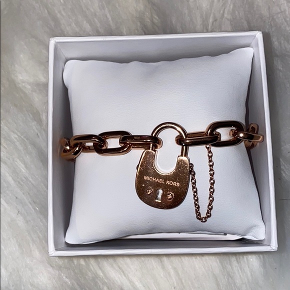 🎁HP🎁Micheal Kors rose gold padlock bracelet.🔥 - Picture 3 of 7